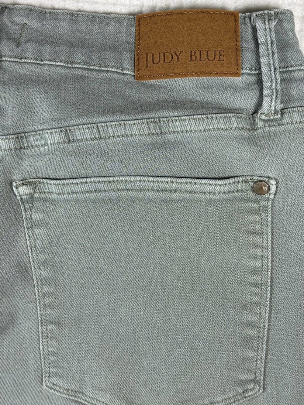 Judy Blue Mid Rise Soft Stretch Comfort Capri Garment Dyed in Sage Advice Sz 16W